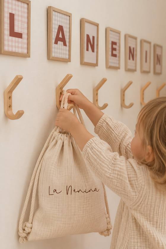 Perchas de madera con el nombre de La Nenina